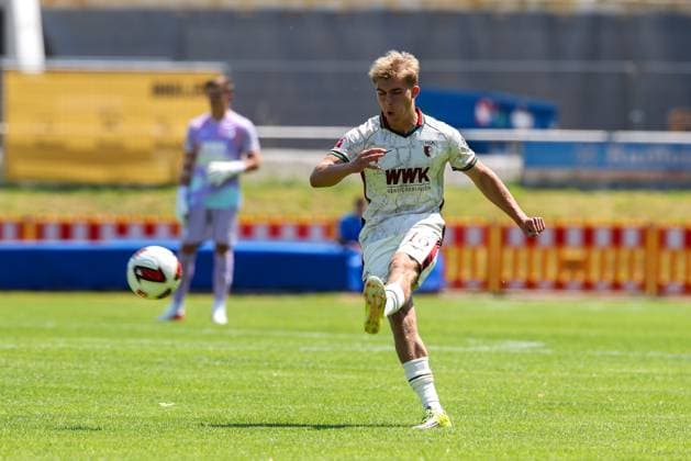 Hennes Behrens 16 FC Augsbburg), FC Augsburg vs. 1. FC Saarbruecken, Fussball, 1. Bundesliga, Testspiel, Saison 2026 27, 25.07.2026 Kaufbeuren Bayern Deutschland *** Hennes Behrens 16 FC Augsburg, FC Augsburg vs. 1. FC Saarbrücken, Soccer, Bundesliga 1, Friendly Match, 2026–27 Season, July 25, 2026, Kaufbeuren, Bavaria, Germany Copyright: xkolbert-press ChristianxKolbertx