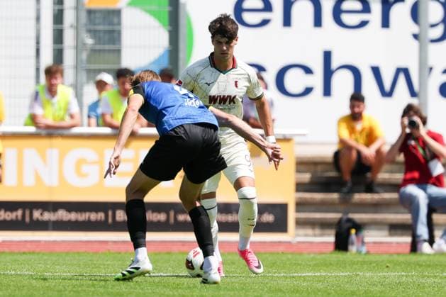 im Zweikampf, Aktion, mit Siemen Voet 4 (1. FC Saarbruecken), Rodrigo Ribeiro 21 (FC Augsburg) 9 (FC Augsbburg), FC Augsburg vs. 1. FC Saarbruecken, Fussball, 1. Bundesliga, Testspiel, Saison 2026 27, 25.07.2026 Kaufbeuren Bayern Deutschland *** One-on-one, Action, featuring Siemen Voet (4, 1 FC Saarbrücken) and Rodrigo Ribeiro (21, FC Augsburg, 9 FC Augsburg), FC Augsburg vs. 1 FC Saarbrücken, Soccer, 1st Bundesliga, Friendly Match, 2026–27 Season, July 25, 2026, Kaufbeuren, Bavaria, Germany Copyright: xkolbert-press ChristianxKolbertx