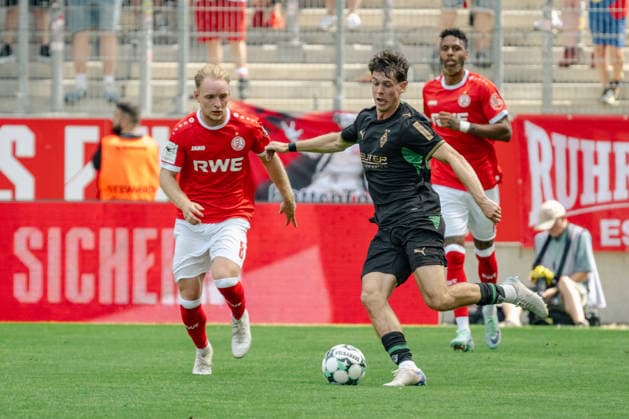 Zweikampf zwischen Tony Menzel (Rot-Weiss Essen, 08) und Philipp Sander (Borussia Moenchengladbach, 16). Rot Weiss Essen vs. Borussia Moenchenlgadbach, Fussball, Testspiel, Saison 2026 2027, 25.07.2026 DFL DFB Regulations prohibit any use of Photographs as image sequences and or Quasivideo Rot Weiss Essen vs. Borussia Moenchengladbach, Fussball, Testspiel, Saison 2026 2027, 25.07.2026 Essen *** Tackle between Tony Menzel (Rot-Weiss Essen, No. 08) and Philipp Sander (Borussia Mönchengladbach, No. 16); Rot-Weiss Essen vs. Borussia Mönchengladbach, soccer, friendly match, 2026–2027 season, July 25, 2026 DFL and DFB regulations prohibit any use of photographs as image sequences and or quasi-video Rot-Weiss Essen vs. Borussia Mönchengladbach, soccer, friendly match, 2026–2027 season, July 25, 2026 Essen Copyright: xEibner-Pressefoto ThomasxHaeslerx EP_THR