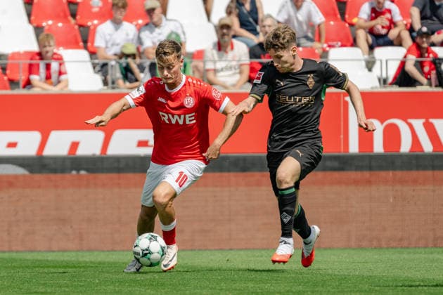 Zweikampf zwischen Marvin Obuz (Rot-Weiss Essen, 10) und Lukas Ullrich (Borussia Moenchengladbach, 26). Rot Weiss Essen vs. Borussia Moenchenlgadbach, Fussball, Testspiel, Saison 2026 2027, 25.07.2026 DFL DFB Regulations prohibit any use of Photographs as image sequences and or Quasivideo Rot Weiss Essen vs. Borussia Moenchengladbach, Fussball, Testspiel, Saison 2026 2027, 25.07.2026 Essen *** Tackle between Marvin Obuz (Rot-Weiss Essen, 10) and Lukas Ullrich (Borussia Mönchengladbach, 26) – Rot-Weiss Essen vs. Borussia Mönchengladbach, soccer, friendly match, 2026–2027 season, July 25, 2026 DFL and DFB regulations prohibit any use of photographs as image sequences and or quasi-video Rot-Weiss Essen vs. Borussia Mönchengladbach, soccer, friendly match, 2026–2027 season, July 25, 2026 Essen Copyright: xEibner-Pressefoto ThomasxHaeslerx EP_THR