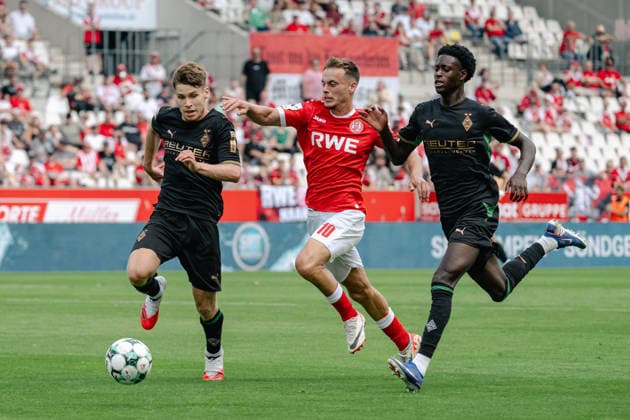 Zweikampf zwischen Lukas Ullrich (Borussia Moenchengladbach, 26), Marvin Obuz (Rot-Weiss Essen, 10) und Dillon Berko (Borussia Moenchengladbach, 37). Rot Weiss Essen vs. Borussia Moenchenlgadbach, Fussball, Testspiel, Saison 2026 2027, 25.07.2026 DFL DFB Regulations prohibit any use of Photographs as image sequences and or Quasivideo Rot Weiss Essen vs. Borussia Moenchengladbach, Fussball, Testspiel, Saison 2026 2027, 25.07.2026 Essen *** Tackle between Lukas Ullrich of Borussia Mönchengladbach, 26, Marvin Obuz of Rot-Weiss Essen, 10, and Dillon Berko of Borussia Mönchengladbach, 37; Rot-Weiss Essen vs. Borussia Mönchengladbach, soccer, friendly match, 2026–2027 season, July 25, 2026. DFL and DFB regulations prohibit any use of photographs as image sequences and or quasi-video. Rot-Weiss Essen vs. Borussia Mönchengladbach, soccer, friendly match, 2026–2027 season, July 25, 2026, Essen Copyright: xEibner-Pressefoto ThomasxHaeslerx EP_THR