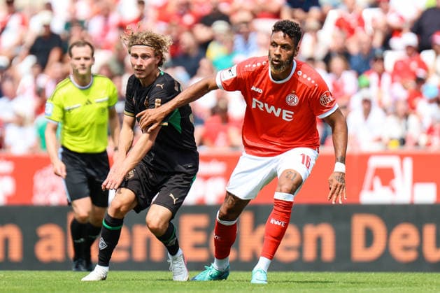 ESSEN, GERMANY July 25: Hugo Bolin (Borussia Moenchengladbach, 38) challenges Ruben Reisig (Rot-Weiss Essen, 16) for the ball during the pre-season friendly match between Rot-Weiss Essen and Borussia Moenchengladbach at Stadion an der Hafenstraße on July 25, 2026 in Essen, Germany. DFL REGULATIONS PROHIBIT ANY USE OF PHOTOGRAPHS AS IMAGE SEQUENCES AND OR QUASI-VIDEO. Copyright: xNatachaxFreisenx
