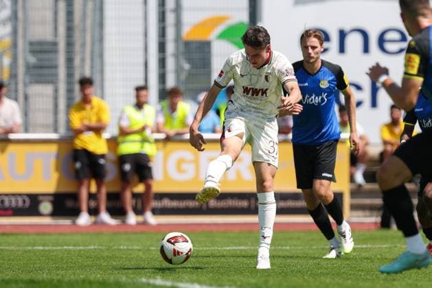 Tim Schnitzer 37 (FC Augsburg) beim schuss, FC Augsburg vs. 1. FC Saarbruecken, Fussball, 1. Bundesliga, Testspiel, Saison 2026 27, 25.07.2026 Kaufbeuren Bayern Deutschland *** Tim Schnitzer, 37, of FC Augsburg taking a shot; FC Augsburg vs. 1. FC Saarbrücken; soccer; Bundesliga; friendly match; 2026–27 season; July 25, 2026; Kaufbeuren, Bavaria, Germany Copyright: xkolbert-press ChristianxKolbertx