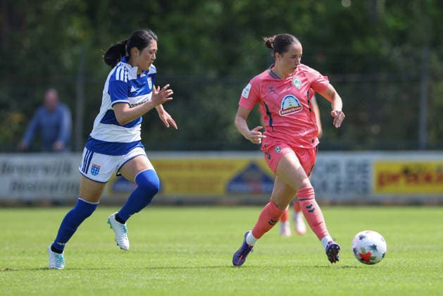 v.li.: Chihiro Ishida (PEC Zwolle, 18) und Elena Mühlemann (SV Werder Bremen, 14) im Zweikampf, Duell, Dynamik, Aktion, Action, Spielszene, 25.07.2026, Hattemerbroek (Niederlande), Fussball, Testspiel Frauen, PEC Zwolle - SV Werder Bremen *** From left: Chihiro Ishida (PEC Zwolle), 18, and Elena Mühlemann (SV Werder Bremen), 14, in a one-on-one battle, duel, dynamic moment, action, game scene, July 25, 2026, Hattemerbroek, Netherlands, soccer, women’s friendly match, PEC Zwolle vs. SV Werder Bremen xobx