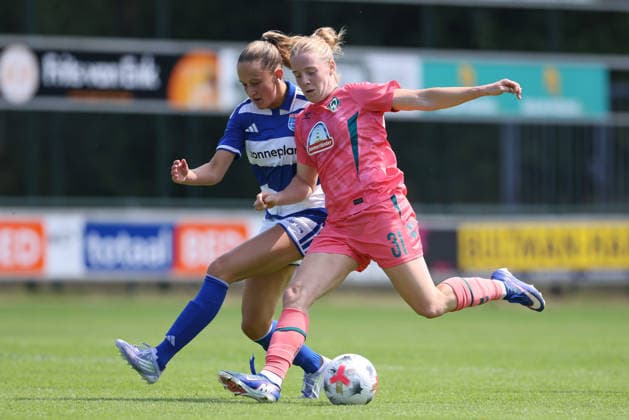 v.li.: Sophie van Vugt (PEC Zwolle, 10) und Elena Dhont (SV Werder Bremen, 31) im Zweikampf, Duell, Dynamik, Aktion, Action, Spielszene, 25.07.2026, Hattemerbroek (Niederlande), Fussball, Testspiel Frauen, PEC Zwolle - SV Werder Bremen *** From left: Sophie van Vugt (PEC Zwolle, 10) and Elena Dhont (SV Werder Bremen, 31) in a one-on-one battle, duel, dynamic play, action, game scene, July 25, 2026, Hattemerbroek, Netherlands, soccer, women’s friendly, PEC Zwolle vs. SV Werder Bremen xobx