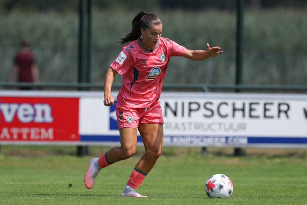 Luna Vanzeir (SV Werder Bremen, 13) am Ball, Freisteller, Einzelbild, Ganzkörper, Aktion, Action, Spielszene, 25.07.2026, Hattemerbroek (Niederlande), Fussball, Testspiel Frauen, PEC Zwolle - SV Werder Bremen *** Luna Vanzeir, SV Werder Bremen, No. 13 with the ball, isolated shot, single frame, full-body, action, game scene, July 25, 2026, Hattemerbroek, Netherlands, soccer, women s friendly match, PEC Zwolle vs. SV Werder Bremen xobx