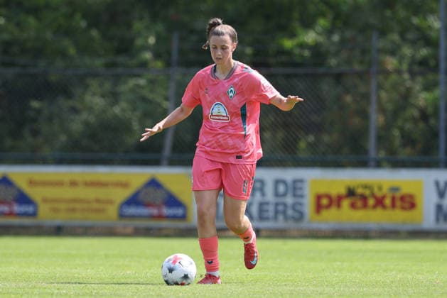 Julia Magerl (SV Werder Bremen, 4) am Ball, Freisteller, Einzelbild, Ganzkörper, Aktion, Action, Spielszene, 25.07.2026, Hattemerbroek (Niederlande), Fussball, Testspiel Frauen, PEC Zwolle - SV Werder Bremen *** Julia Magerl, SV Werder Bremen, No. 4 on the ball, isolated shot, single frame, full body, action, game scene, July 25, 2026, Hattemerbroek, Netherlands, soccer, women s friendly match, PEC Zwolle vs. SV Werder Bremen xobx
