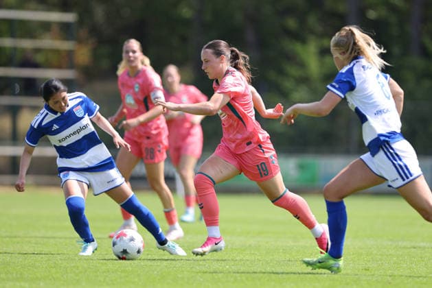 v.li.: Chihiro Ishida (PEC Zwolle, 18), Felicia Sträßer (SV Werder Bremen, 19) am Ball, Einzelbild, Ganzkörper, Aktion, Action, Spielszene, 25.07.2026, Hattemerbroek (Niederlande), Fussball, Testspiel Frauen, PEC Zwolle - SV Werder Bremen *** From left: Chihiro Ishida (PEC Zwolle), 18, Felicia Sträßer (SV Werder Bremen), 19, with the ball; single frame, full-body shot, action, game scene, July 25, 2026, Hattemerbroek, Netherlands, soccer, women’s friendly match, PEC Zwolle vs. SV Werder Bremen xobx