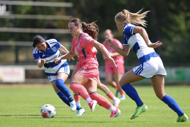 v.li.: Chihiro Ishida (PEC Zwolle, 18), Felicia Sträßer (SV Werder Bremen, 19) am Ball, Einzelbild, Ganzkörper, Aktion, Action, Spielszene, 25.07.2026, Hattemerbroek (Niederlande), Fussball, Testspiel Frauen, PEC Zwolle - SV Werder Bremen *** From left: Chihiro Ishida (PEC Zwolle), 18, Felicia Sträßer (SV Werder Bremen), 19, with the ball; single frame, full-body shot, action, game scene, July 25, 2026, Hattemerbroek, Netherlands, soccer, women’s friendly match, PEC Zwolle vs. SV Werder Bremen xobx
