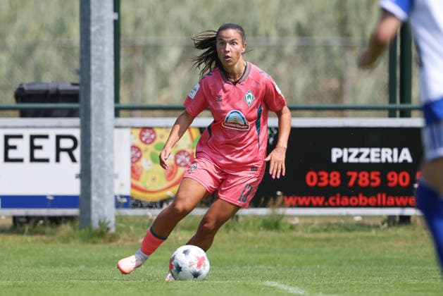 Luna Vanzeir (SV Werder Bremen, 13) am Ball, Einzelbild, Ganzkörper, Aktion, Action, Spielszene, 25.07.2026, Hattemerbroek (Niederlande), Fussball, Testspiel Frauen, PEC Zwolle - SV Werder Bremen *** Luna Vanzeir, SV Werder Bremen, No. 13 with the ball, single frame, full-body shot, action, game scene, July 25, 2026, Hattemerbroek, Netherlands, soccer, women s friendly match, PEC Zwolle vs. SV Werder Bremen xobx