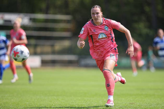 Felicia Sträßer (SV Werder Bremen, 19) am Ball, Einzelbild, Ganzkörper, Aktion, Action, Spielszene, 25.07.2026, Hattemerbroek (Niederlande), Fussball, Testspiel Frauen, PEC Zwolle - SV Werder Bremen *** Felicia Sträßer, SV Werder Bremen, age 19, on the ball, single shot, full-body, action, game scene, July 25, 2026, Hattemerbroek, Netherlands, soccer, women s friendly match, PEC Zwolle vs. SV Werder Bremen xobx