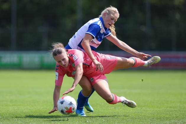 v.li.: Chiara D Angelo (SV Werder Bremen, 2) und Maureen van Drogen (PEC Zwolle, 21) im Zweikampf, Duell, Dynamik, Aktion, Action, Spielszene, 25.07.2026, Hattemerbroek (Niederlande), Fussball, Testspiel Frauen, PEC Zwolle - SV Werder Bremen *** From left: Chiara D Angelo (SV Werder Bremen, 2) and Maureen van Drogen (PEC Zwolle, 21) in a one-on-one battle, duel, dynamic moment, action, game scene, July 25, 2026, Hattemerbroek, Netherlands, soccer, women’s friendly, PEC Zwolle vs. SV Werder Bremen xobx