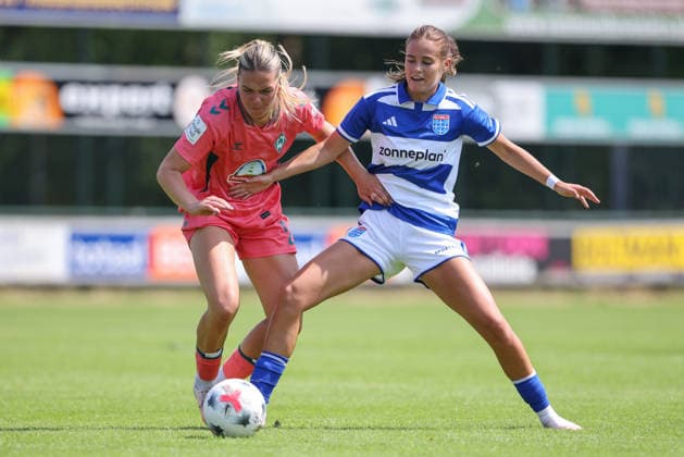 v.li.: Juliane Wirtz (SV Werder Bremen, 28) und Aniek Janssen (PEC Zwolle, 17) im Zweikampf, Duell, Dynamik, Aktion, Action, Spielszene, 25.07.2026, Hattemerbroek (Niederlande), Fussball, Testspiel Frauen, PEC Zwolle - SV Werder Bremen *** From left: Juliane Wirtz (SV Werder Bremen), 28, and Aniek Janssen (PEC Zwolle), 17, in a one-on-one battle; duel; dynamic play; action; game scene; July 25, 2026, Hattemerbroek, Netherlands, soccer, women’s friendly, PEC Zwolle vs. SV Werder Bremen xobx