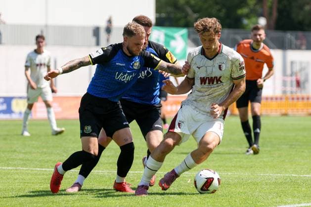 im Zweikampf, Aktion, mit Philip Fahrner 42 (1. FC Saarbruecken), Christian Kuehlwetter 10 (1. FC Saarbruecken), Yannik Keitel 14 (FC Augsburg), FC Augsburg vs. 1. FC Saarbruecken, Fussball, 1. Bundesliga, Testspiel, Saison 2026 27, 25.07.2026 Kaufbeuren Bayern Deutschland *** One-on-one, Action, featuring Philip Fahrner 42 1. FC Saarbrücken, Christian Kuehlwetter 10 1. FC Saarbrücken, Yannik Keitel 14 FC Augsburg, FC Augsburg vs. 1. FC Saarbrücken, Soccer, 1. Bundesliga, Friendly Match, 2026–27 Season, July 25, 2026, Kaufbeuren, Bavaria, Germany Copyright: xkolbert-press ChristianxKolbertx