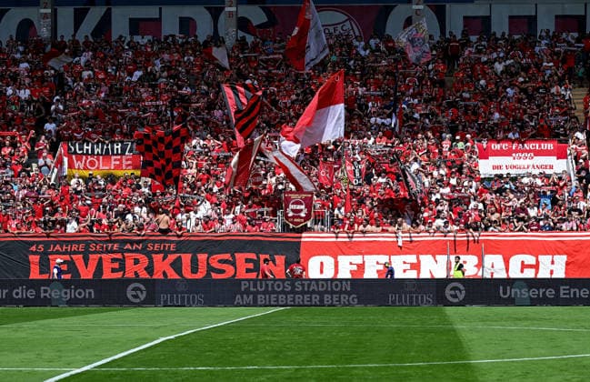 25.07.2026, xpsx, Fussball Testspiel, Kickers Offenbach - Bayer 04 Leverkusen v.l. choreo fans zuschauer leverkusen offenbach banner (DFL DFB REGULATIONS PROHIBIT ANY USE OF PHOTOGRAPHS as IMAGE SEQUENCES and or QUASI-VIDEO) emspor Offenbach *** July 25, 2026, xpsx, soccer friendly match, Kickers Offenbach vs. Bayer 04 Leverkusen, fan choreography, spectators, Leverkusen, Offenbach, banners, DFL, DFB. REGULATIONS PROHIBIT ANY USE OF PHOTOGRAPHS AS IMAGE SEQUENCES AND OR QUASI-VIDEO. emspor Offenbach