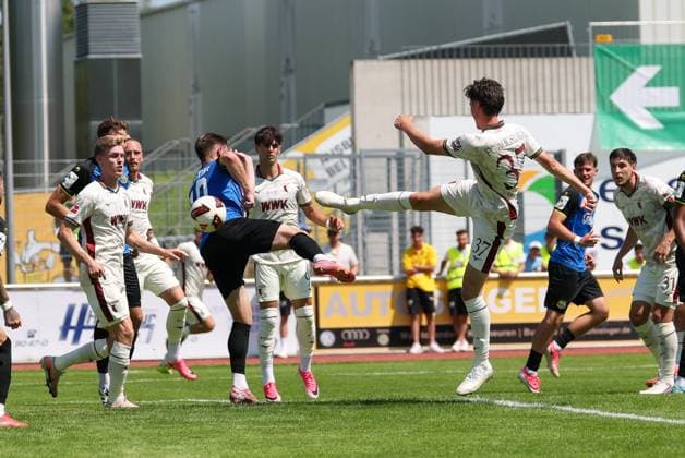Tim Schnitzer 37 (FC Augsburg) beim schuss aufs Tor, FC Augsburg vs. 1. FC Saarbruecken, Fussball, 1. Bundesliga, Testspiel, Saison 2026 27, 25.07.2026 Kaufbeuren Bayern Deutschland *** Tim Schnitzer, 37, of FC Augsburg takes a shot on goal; FC Augsburg vs. 1. FC Saarbrücken; soccer; Bundesliga; friendly match; 2026–27 season; July 25, 2026; Kaufbeuren, Bavaria, Germany Copyright: xkolbert-press ChristianxKolbertx