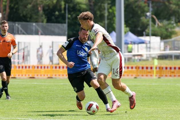 im Zweikampf, Aktion, mit Christian Kuehlwetter 10 (1. FC Saarbruecken), Yannik Keitel 14 (FC Augsburg), FC Augsburg vs. 1. FC Saarbruecken, Fussball, 1. Bundesliga, Testspiel, Saison 2026 27, 25.07.2026 Kaufbeuren Bayern Deutschland *** One-on-one, Action, featuring Christian Kuehlwetter (10, 1 FC Saarbrücken) and Yannik Keitel (14, FC Augsburg), FC Augsburg vs. 1 FC Saarbrücken, Soccer, 1st Bundesliga, Friendly, 2026–27 season, July 25, 2026, Kaufbeuren, Bavaria, Germany Copyright: xkolbert-press ChristianxKolbertx
