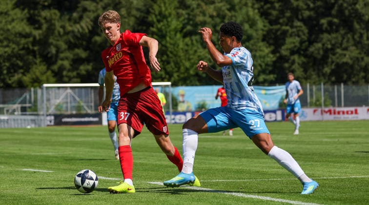 2026.07.25, Deutschland, Stuttgart, Fußball SV Stuttgarter Kickers vs. SSV Jahn Regensburg, v.l. Leopold Wurm (Regensburg), David Odogu (Kickers) *** July 25, 2026, Germany, Stuttgart, Soccer: SV Stuttgarter Kickers vs. SSV Jahn Regensburg; from left: Leopold Wurm (Regensburg), David Odogu (Kickers)