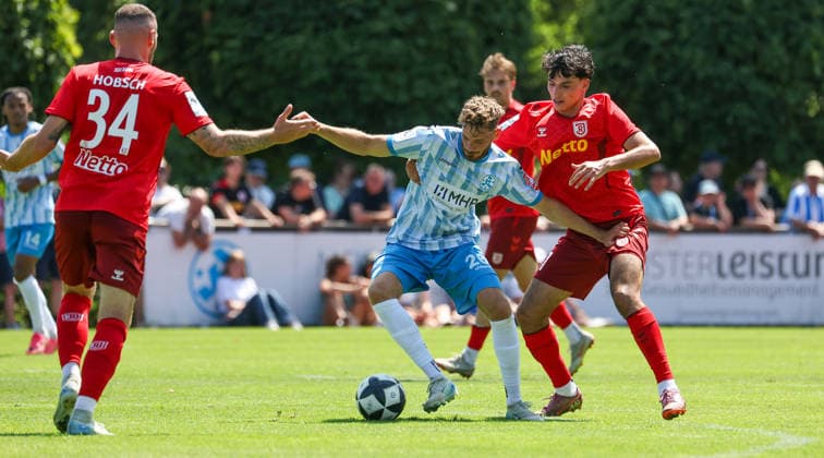 2026.07.25, Deutschland, Stuttgart, Fußball SV Stuttgarter Kickers vs. SSV Jahn Regensburg, Luca Trslic (Kickers, Mitte), Marco Wörner (Regensburg) *** July 25, 2026, Germany, Stuttgart, Soccer: SV Stuttgarter Kickers vs. SSV Jahn Regensburg, Luca Trslic (Kickers, center), Marco Wörner (Regensburg)
