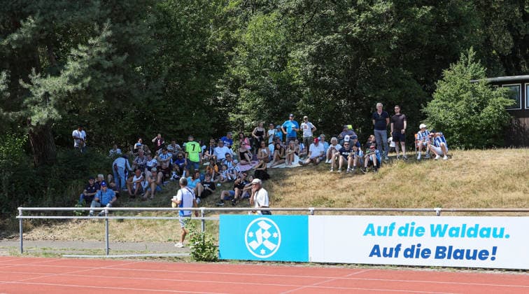 2026.07.25, Deutschland, Stuttgart, Fußball SV Stuttgarter Kickers vs. SSV Jahn Regensburg, Feature Zuschauer im Schatten *** July 25, 2026, Germany, Stuttgart, Soccer: SV Stuttgarter Kickers vs. SSV Jahn Regensburg, Feature: Spectators in the Shade