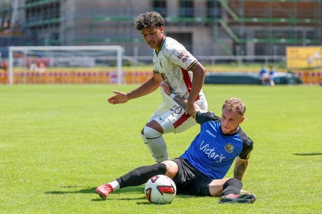 im Zweikampf, Aktion, mit Philip Fahrner 42 (1. FC Saarbruecken), Faik Sakar 23 (FC Augsburg), FC Augsburg vs. 1. FC Saarbruecken, Fussball, 1. Bundesliga, Testspiel, Saison 2026 27, 25.07.2026 Kaufbeuren Bayern Deutschland *** One-on-one, action, featuring Philip Fahrner (42, 1. FC Saarbrücken) and Faik Sakar (23, FC Augsburg), FC Augsburg vs. 1. FC Saarbrücken, soccer, 1. Bundesliga, Friendly, 2026–27 Season, July 25, 2026, Kaufbeuren, Bavaria, Germany Copyright: xkolbert-press ChristianxKolbertx