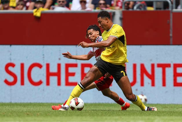 Jobe Bellingham (Borussia Dortmund) und Kilian Sauck (Fortuna Düsseldorf) im Zweikampf waehrend des Testspiels zwischen Fortuna Düsseldorf und Borussia Dortmund, Merkur Spiel-Arena am 25. July 2026 in Düsseldorf, Deutschland. (Foto von Oliver Kaelke DeFodi Images) +++ Jobe Bellingham (Borussia Dortmund) und Kilian Sauck (Fortuna Düsseldorf) battle for the ball during the friendly match between Fortuna Düsseldorf and Borussia Dortmund at Merkur Spiel-Arena on July 25, 2026 in Dusseldorf, Germany. (Photo by Oliver Kaelke DeFodi Images) (Photo by Oliver Kaelke DeFodi Images) - *** Jobe Bellingham of Borussia Dortmund and Kilian Sauck of Fortuna Düsseldorf battle for the ball during the friendly match between Fortuna Düsseldorf and Borussia Dortmund at the Merkur Spiel Arena on July 25, 2026, in Düsseldorf, Germany Photo by Oliver Kaelke, DeFodi Images Jobe Bellingham of Borussia Dortmund and Kilian Sauck of Fortuna Düsseldorf battle for the ball during the friendly match between Fortuna Düsseldorf and Borussia Dortmund at Merkur Spiel Arena on July 25, 2026 in Düsseldorf, Germany Photo by Oliver Kaelke, DeFodi Images Photo by Oliver Kaelke, DeFodi Images