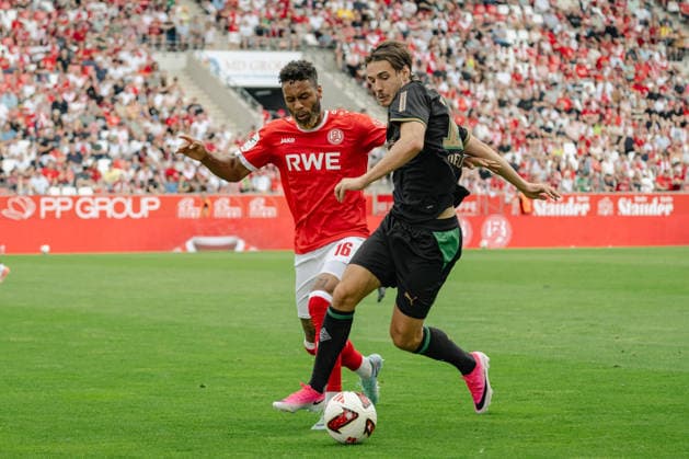 Zweikampf zwischen Ruben Reisig (Rot-Weiss Essen, 16) und Florian Neuhaus (Borussia Moenchengladbach, 10). Rot Weiss Essen vs. Borussia Moenchenlgadbach, Fussball, Testspiel, Saison 2026 2027, 25.07.2026 DFL DFB Regulations prohibit any use of Photographs as image sequences and or Quasivideo Rot Weiss Essen vs. Borussia Moenchengladbach, Fussball, Testspiel, Saison 2026 2027, 25.07.2026 Essen *** Tackle between Ruben Reisig (Rot-Weiss Essen, 16) and Florian Neuhaus (Borussia Mönchengladbach, 10) – Rot-Weiss Essen vs. Borussia Mönchengladbach, soccer, friendly match, 2026–2027 season, July 25, 2026 DFL DFB regulations prohibit any use of photographs as image sequences and or quasi-video Rot-Weiss Essen vs. Borussia Mönchengladbach, soccer, friendly match, 2026–2027 season, July 25, 2026 Essen Copyright: xEibner-Pressefoto ThomasxHaeslerx EP_THR