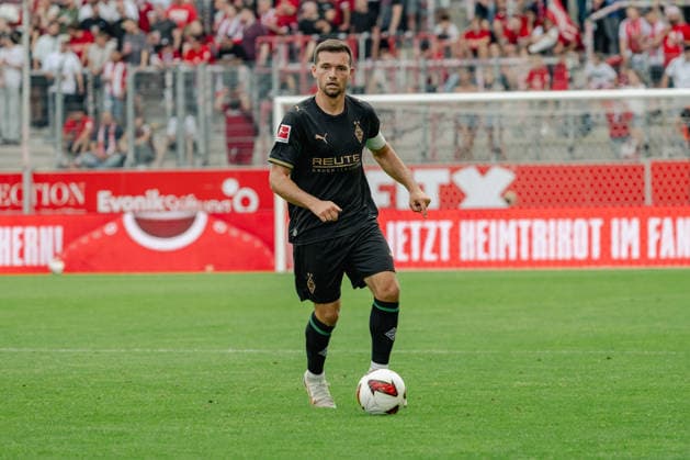 Kevin Stoeger (Borussia Moenchengladbach, 07) am Ball. Rot Weiss Essen vs. Borussia Moenchenlgadbach, Fussball, Testspiel, Saison 2026 2027, 25.07.2026 DFL DFB Regulations prohibit any use of Photographs as image sequences and or Quasivideo Rot Weiss Essen vs. Borussia Moenchengladbach, Fussball, Testspiel, Saison 2026 2027, 25.07.2026 Essen *** Kevin Stoeger, Borussia Mönchengladbach, 07 on the ball: Rot-Weiss Essen vs. Borussia Mönchengladbach, soccer, friendly match, 2026–2027 season, July 25, 2026 DFL DFB regulations prohibit any use of photographs as image sequences and or quasi-video Rot-Weiss Essen vs. Borussia Mönchengladbach, soccer, friendly match, 2026–2027 season, July 25, 2026 Essen Copyright: xEibner-Pressefoto ThomasxHaeslerx EP_THR