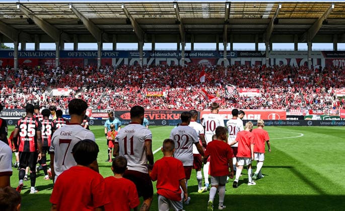 25.07.2026, xpsx, Fussball Testspiel, Kickers Offenbach - Bayer 04 Leverkusen v.l. choreo fans zuschauer leverkusen offenbach banner (DFL DFB REGULATIONS PROHIBIT ANY USE OF PHOTOGRAPHS as IMAGE SEQUENCES and or QUASI-VIDEO) emspor Offenbach *** July 25, 2026, xpsx, soccer friendly match, Kickers Offenbach vs. Bayer 04 Leverkusen, fan choreography, spectators, Leverkusen, Offenbach, banners, DFL, DFB. REGULATIONS PROHIBIT ANY USE OF PHOTOGRAPHS AS IMAGE SEQUENCES AND OR QUASI-VIDEO. emspor Offenbach