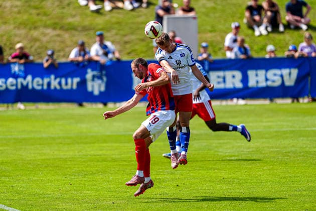 Torschuss Torchance per Kopfball Louis Lemke (Hamburger SV, 37) AUT, Hamburger SV vs. 1. FC Heidenheim, Fussball, Testspiel, Saison 2026 2027, 25.07.2026 AUT, Hamburger SV vs. 1. FC Heidenheim, Fussball, Testspiel, Saison 2026 2027, 25.07.2026 Kematen *** Shot on goal, scoring chance (header) by Louis Lemke, Hamburger SV, 37 AUT, Hamburger SV vs. 1 FC Heidenheim, soccer, friendly match, 2026–2027 season, July 25, 2026 (AUT), Hamburger SV vs. 1 FC Heidenheim, Soccer, Friendly, 2026–2027 Season, July 25, 2026, Kematen Copyright: xEibner-Pressefoto MarcelxvonxFehrnx EP_MFN