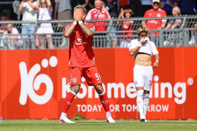 Mainz, Deutschland 25. Juli 2026: Testspiel - 2026 2027 - 1. FSV Mainz 05 gegen Holstein Kiel Im Bild: Phillip Tietz (Mainz) freut sich über sein Tor zum 1:0. DFL regulations prohibit any use of photographs as image sequences and or quasi-video Bruchwegstadion Rheinland - Pfalz *** Mainz, Germany July 25, 2026 Friendly Match 2026–2027 1 FSV Mainz 05 vs. Holstein Kiel Pictured: Phillip Tietz Mainz celebrates his goal to make it 1–0. DFL regulations prohibit any use of photographs as image sequences and or quasi-video. Bruchwegstadion, Rhineland-Palatinatealz Copyright: xFotostandx xRacochax