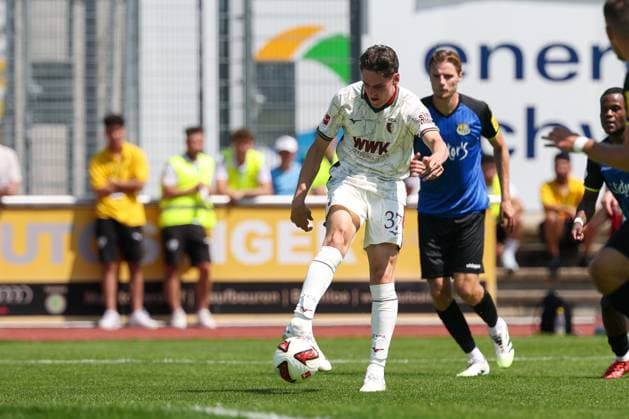 Tim Schnitzer 37 (FC Augsburg) beim schuss, FC Augsburg vs. 1. FC Saarbruecken, Fussball, 1. Bundesliga, Testspiel, Saison 2026 27, 25.07.2026 Kaufbeuren Bayern Deutschland *** Tim Schnitzer, 37, of FC Augsburg taking a shot; FC Augsburg vs. 1. FC Saarbrücken; soccer; Bundesliga 1; friendly match; 2026–27 season; July 25, 2026; Kaufbeuren, Bavaria, Germany Copyright: xkolbert-press ChristianxKolbertx