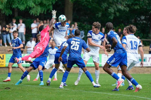 25.07.2026, Hänsch-Arena, B-Platz, Meppen, GER, 3. Liga, Testspiel: SV Meppen vs U23 Schalke 04, Kopfball von Jonas Fedl (SV Meppen 5) DFL REGULATIONS PROHIBIT ANY USE OF PHOTOGRAPHS AS IMAGE SEQUENCES AND OR QUASI-VIDEO. Meppen Niedersachsen Niederlande Hänsch-Arena, B-Platz *** July 25, 2026, Hänsch Arena, Field B, Meppen, GER, 3rd Division, Friendly Match: SV Meppen vs. Schalke 04 U23, Header by Jonas Fedl, SV Meppen 5. DFL regulations prohibit any use of photographs as image sequences and or quasi-video. Meppen, Lower Saxony, Netherlands, Hänsch Arena, Field B