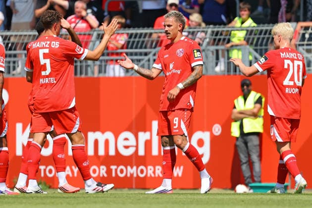 Mainz, Deutschland 25. Juli 2026: Testspiel - 2026 2027 - 1. FSV Mainz 05 gegen Holstein Kiel Im Bild: Phillip Tietz (Mainz)(2.v.li.) freut sich über sein Tor zum 1:0. DFL regulations prohibit any use of photographs as image sequences and or quasi-video Bruchwegstadion Rheinland - Pfalz *** Mainz, Germany, July 25, 2026, Friendly Match 2026–2027, 1:0, FSV Mainz 05 vs. Holstein Kiel. Pictured: Phillip Tietz (Mainz, 2nd from left) celebrates his goal to make it 1–0. DFL regulations prohibit any use of photographs as image sequences and or quasi-video. BruchwegStadium, Rhineland-Palatinate Copyright: xFotostandx xRacochax