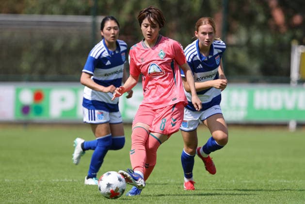 Mei Shimada (SV Werder Bremen, 8) am Ball, Einzelbild, Ganzkörper, Aktion, Action, Spielszene, 25.07.2026, Hattemerbroek (Niederlande), Fussball, Testspiel Frauen, PEC Zwolle - SV Werder Bremen *** Mei Shimada, SV Werder Bremen, No. 8 with the ball, single shot, full body, action, game scene, July 25, 2026, Hattemerbroek, Netherlands, soccer, women s friendly, PEC Zwolle vs. SV Werder Bremen xobx