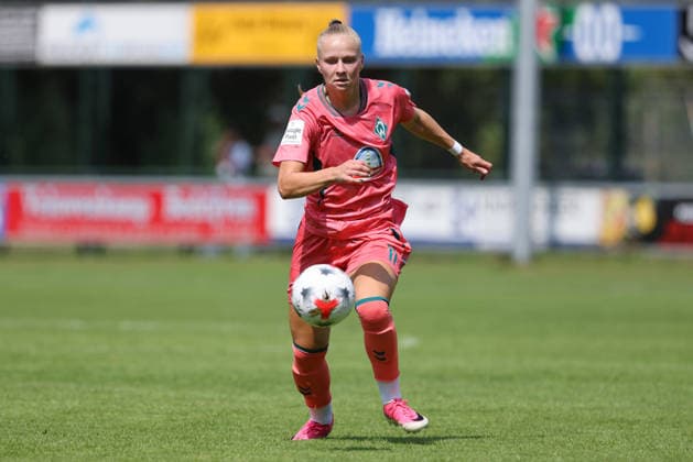 Isabella Jaron (SV Werder Bremen, 11) am Ball, Freisteller, Einzelbild, Ganzkörper, Aktion, Action, Spielszene, 25.07.2026, Hattemerbroek (Niederlande), Fussball, Testspiel Frauen, PEC Zwolle - SV Werder Bremen *** Isabella Jaron, SV Werder Bremen, No. 11 with the ball, isolated shot, single frame, full body, action, game scene, July 25, 2026, Hattemerbroek, Netherlands, soccer, women s friendly match, PEC Zwolle vs. SV Werder Bremen xobx