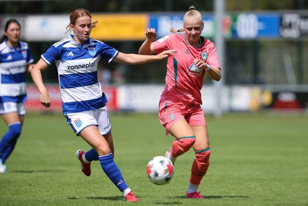 v.li.: Mare Westerink (PEC Zwolle, 3) und Isabella Jaron (SV Werder Bremen, 11) im Zweikampf, Duell, Dynamik, Aktion, Action, Spielszene, 25.07.2026, Hattemerbroek (Niederlande), Fussball, Testspiel Frauen, PEC Zwolle - SV Werder Bremen *** From left: Mare Westerink (PEC Zwolle, 3) and Isabella Jaron (SV Werder Bremen, 11) in a one-on-one battle, duel, dynamic play, action, game scene, July 25, 2026, Hattemerbroek, Netherlands, soccer, women’s friendly match, PEC Zwolle vs. SV Werder Bremen xobx