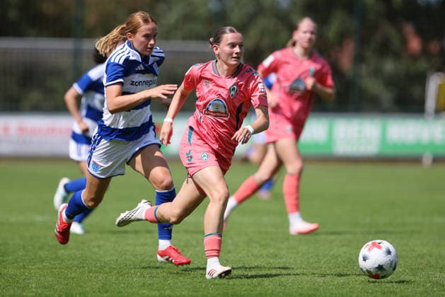 v.li.: Mare Westerink (PEC Zwolle, 3) und Sarah Ernst (SV Werder Bremen, 26) im Laufduell, Zweikampf, Duell, Dynamik, Aktion, Action, Spielszene, 25.07.2026, Hattemerbroek (Niederlande), Fussball, Testspiel Frauen, PEC Zwolle - SV Werder Bremen *** From left: Mare Westerink (PEC Zwolle), 3, and Sarah Ernst (SV Werder Bremen), 26, in a running duel; tackle; duel; dynamic; action; game scene; July 25, 2026, Hattemerbroek, Netherlands, soccer, women’s friendly, PEC Zwolle vs. SV Werder Bremen xobx