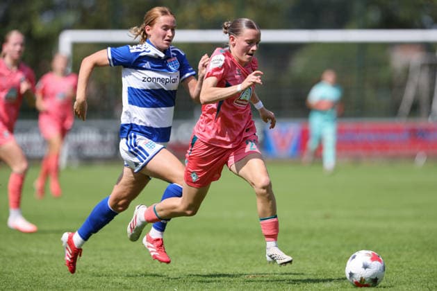 v.li.: Mare Westerink (PEC Zwolle, 3) und Sarah Ernst (SV Werder Bremen, 26) im Laufduell, Zweikampf, Duell, Dynamik, Aktion, Action, Spielszene, 25.07.2026, Hattemerbroek (Niederlande), Fussball, Testspiel Frauen, PEC Zwolle - SV Werder Bremen *** From left: Mare Westerink (PEC Zwolle), 3, and Sarah Ernst (SV Werder Bremen), 26, in a running duel; tackle; duel; dynamic; action; game scene; July 25, 2026, Hattemerbroek, Netherlands, soccer, women’s friendly, PEC Zwolle vs. SV Werder Bremen xobx