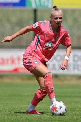 Isabella Jaron (SV Werder Bremen, 11) am Ball, Freisteller, Einzelbild, Ganzkörper, Aktion, Action, Spielszene, 25.07.2026, Hattemerbroek (Niederlande), Fussball, Testspiel Frauen, PEC Zwolle - SV Werder Bremen *** Isabella Jaron, SV Werder Bremen, No. 11 with the ball, isolated shot, single frame, full body, action, game scene, July 25, 2026, Hattemerbroek, Netherlands, soccer, women s friendly match, PEC Zwolle vs. SV Werder Bremen xobx
