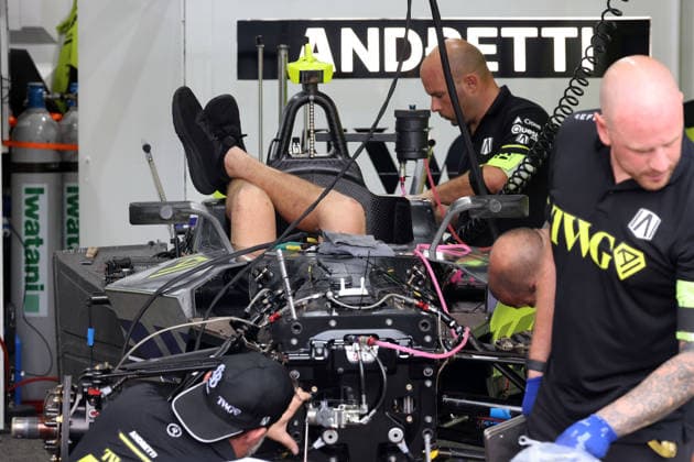 Mehrere Teammitglieder arbeiten Felipe Drugovich durch Unfall beschädigten Rennwagen, Garage, FIA Formel E Weltmeisterschaft, Saison 12, Tokio E- Prix, 25.07.2026, *** Several team members are working on Felipe Drugovich s race car, which was damaged in an accident, in the garage at the FIA Formula E World Championship, Season 12, Tokyo E-Prix, July 25, 2026,