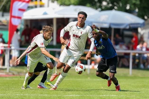 im Zweikampf, Aktion, mit Robin Fellhauer 19 (FC Augsburg), Anton Baeuerle 3 (1. FC Saarbruecken), Noahkai Banks 40 (FC Augsburg), Abdenego Nankishi 17 (1. FC Saarbruecken), FC Augsburg vs. 1. FC Saarbruecken, Fussball, 1. Bundesliga, Testspiel, Saison 2026 27, 25.07.2026 Kaufbeuren Bayern Deutschland *** One-on-one, action, featuring Robin Fellhauer 19 FC Augsburg, Anton Baeuerle 3, 1 FC Saarbrücken, Noahkai Banks 40, FC Augsburg, Abdenego Nankishi 17, 1 FC Saarbrücken, FC Augsburg vs. 1 FC Saarbrücken, soccer, Bundesliga 1, Friendly, 2026–27 Season, July 25, 2026, Kaufbeuren, Bavaria, Germany Copyright: xkolbert-press ChristianxKolbertx