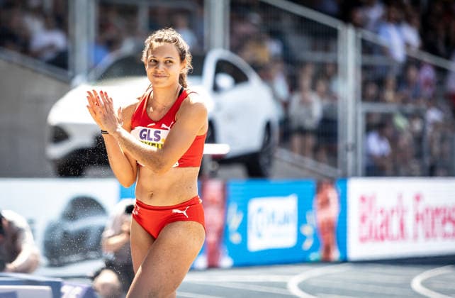 Deutsche Leichtathletik-Meisterschaften; Bochum-Wattenscheid, 25.07.2026 Applaus: Caroline Joyeux (LG Nord Berlin) im Dreisprung der Frauen; Deutsche Leichtathletik-Meisterschaften am 25.07.2026 im Lohrheidestadion in Bochum-Wattenscheid (Nordrhein-Westfalen). *** German Track and Field Championships, Bochum-Wattenscheid, July 25, 2026: Applause for Caroline Joyeux of LG Nord Berlin in the women’s triple jump at the German Track and Field Championships on July 25, 2026, at the Lohrheidestadion in Bochum-Wattenscheid, North Rhine-Westphalia Copyright: xBEAUTIFULxSPORTS R.xSchmittx