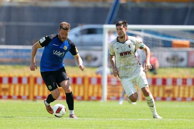 im Zweikampf, Aktion, mit Christian Kuehlwetter 10 (1. FC Saarbruecken), Keven Schlotterbeck 31 (FC Augsbburg), FC Augsburg vs. 1. FC Saarbruecken, Fussball, 1. Bundesliga, Testspiel, Saison 2026 27, 25.07.2026 Kaufbeuren Bayern Deutschland *** One-on-one, Action, featuring Christian Kuehlwetter (10, 1 FC Saarbrücken) and Keven Schlotterbeck (31, FC Augsburg), FC Augsburg vs. 1 FC Saarbrücken, Soccer, 1. Bundesliga, Friendly, 2026–27 Season, July 25, 2026, Kaufbeuren, Bavaria, Germany Copyright: xkolbert-press ChristianxKolbertx