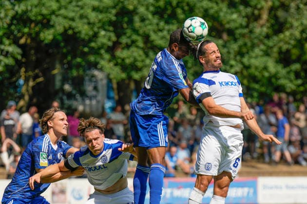 25.07.2026, Hänsch-Arena, B-Platz, Meppen, GER, 3. Liga, Testspiel: SV Meppen vs U23 Schalke 04, Kopfballduell zwischen Ersin Zehir (SV Meppen 6) und Schalke 25 DFL REGULATIONS PROHIBIT ANY USE OF PHOTOGRAPHS AS IMAGE SEQUENCES AND OR QUASI-VIDEO. Meppen Niedersachsen Niederlande Hänsch-Arena, B-Platz *** July 25, 2026, Hänsch Arena, Field B, Meppen, GER, 3rd Division, Friendly Match: SV Meppen vs. Schalke 04 U23, Heading duel between Ersin Zehir (SV Meppen 6) and Schalke 25. DFL REGULATIONS PROHIBIT ANY USE OF PHOTOGRAPHS AS IMAGE SEQUENCES AND OR QUASI-VIDEO. Meppen, Lower Saxony, Netherlands, Hänsch Arena, Field B
