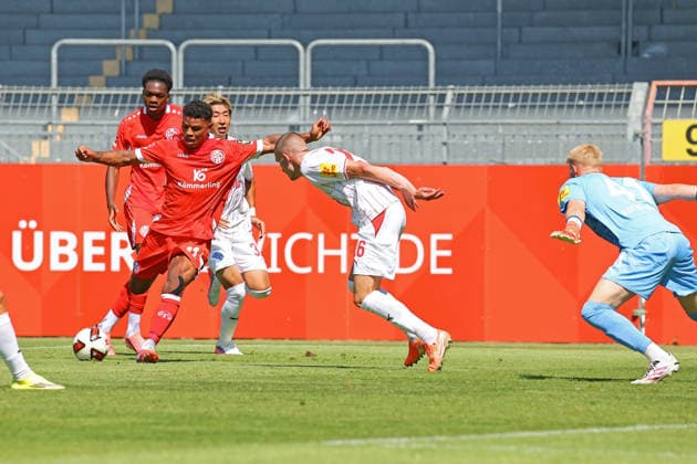 Mainz, Deutschland 25. Juli 2026: Testspiel - 2026 2027 - 1. FSV Mainz 05 gegen Holstein Kiel Im Bild: Torschütze Ransford Königsdörffer Koenigsdoerffer (Mainz) (1.v.li.) macht das Tor zum 2:0. DFL regulations prohibit any use of photographs as image sequences and or quasi-video Bruchwegstadion Rheinland - Pfalz *** Mainz, Germany, July 25, 2026, Friendly Match 2026–2027, Match 1: FSV Mainz 05 vs. Holstein Kiel. Pictured: Goal scorer Ransford Königsdörffer (Koenigsdoerffer), Mainz No. 1 (from left), scores the goal to make it 2–0. DFL regulations prohibit any use of photographs as image sequences and or quasi-video. Bruchwegstadion, Rhineland-Palatinate Copyright: xFotostandx xRacochax