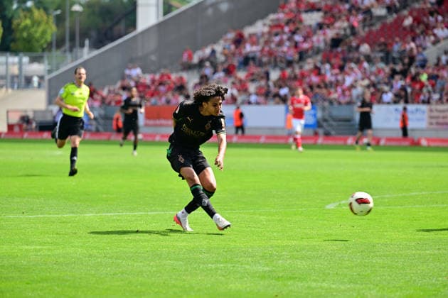 25.07.2026; Essen; Fussball, Herren, Saison 2026 2027, Testspiel Rot-Weiss Essen vs. Borussia Moenchengladbach Tor zum 0-2; Wael Mohya (Gladbach) zieht ab und trifft zum 0-2 DFL regulations prohibit any use of photographs as image sequences and or quasi-video. Stadion an der Hafenstrasse NRW Deutschland *** July 25, 2026 Essen Soccer, Men s, 2026–2027 season, Friendly Match: Rot-Weiss Essen vs. Borussia Mönchengladbach Goal to make it 0–2: Wael Mohya. Gladbach breaks away and scores to make it 0–2. DFL regulations prohibit any use of photographs as image sequences and or quasi-video. Stadion an der Hafenstrasse, North Rhine-Westphalia, Germany