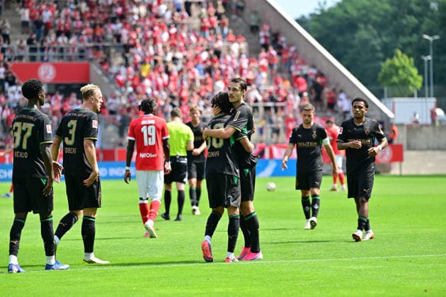 25.07.2026; Essen; Fussball, Herren, Saison 2026 2027, Testspiel Rot-Weiss Essen vs. Borussia Moenchengladbach Torjubel Gladbach nach dem Tor zum 0-2. In der Mitte jubeln links Torschuetze Wael Mohya (Gladbach) mit Florian Neuhaus (Gladbach, re.) DFL regulations prohibit any use of photographs as image sequences and or quasi-video. Stadion an der Hafenstrasse NRW Deutschland *** July 25, 2026 Essen Soccer, Men s, 2026–2027 Season, Friendly Match: Rot-Weiss Essen vs. Borussia Mönchengladbach. Gladbach celebrates after scoring the 0–2 goal. In the center, goal scorer Wael Mohya (Gladbach) celebrates with Florian Neuhaus (Gladbach) on the left; on the right, DFL regulations prohibit any use of photographs as image sequences and or quasi-video. Stadion an der Hafenstrasse, North Rhine-Westphalia, Germany