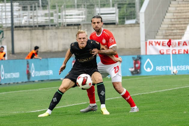 Zweikampf zwischen Isac Lidberg (Borussia Moenchengladbach, 03) und Jose Enrique Rios Alonso (Rot-Weiss Essen, 23). Rot Weiss Essen vs. Borussia Moenchenlgadbach, Fussball, Testspiel, Saison 2026 2027, 25.07.2026 DFL DFB Regulations prohibit any use of Photographs as image sequences and or Quasivideo Rot Weiss Essen vs. Borussia Moenchengladbach, Fussball, Testspiel, Saison 2026 2027, 25.07.2026 Essen *** Tackle between Isac Lidberg (Borussia Mönchengladbach, 03) and Jose Enrique Rios Alonso (Rot-Weiss Essen, 23) – Rot-Weiss Essen vs. Borussia Mönchengladbach, Soccer, Friendly Match, 2026–2027 Season, July 25, 2026 DFL and DFB regulations prohibit any use of photographs as image sequences and or quasi-video Rot-Weiss Essen vs. Borussia Mönchengladbach, soccer, friendly match, 2026–2027 season, July 25, 2026 Essen Copyright: xEibner-Pressefoto ThomasxHaeslerx EP_THR