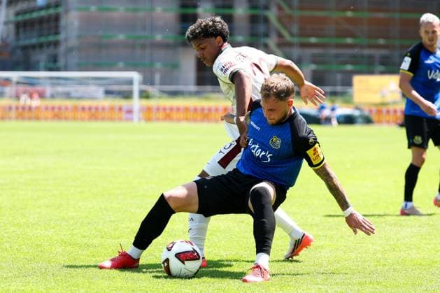 im Zweikampf, Aktion, mit Philip Fahrner 42 (1. FC Saarbruecken), Faik Sakar 23 (FC Augsburg), FC Augsburg vs. 1. FC Saarbruecken, Fussball, 1. Bundesliga, Testspiel, Saison 2026 27, 25.07.2026 Kaufbeuren Bayern Deutschland *** One-on-one, action, featuring Philip Fahrner (42, 1. FC Saarbrücken) and Faik Sakar (23, FC Augsburg), FC Augsburg vs. 1. FC Saarbrücken, soccer, 1. Bundesliga, Friendly, 2026–27 Season, July 25, 2026, Kaufbeuren, Bavaria, Germany Copyright: xkolbert-press ChristianxKolbertx